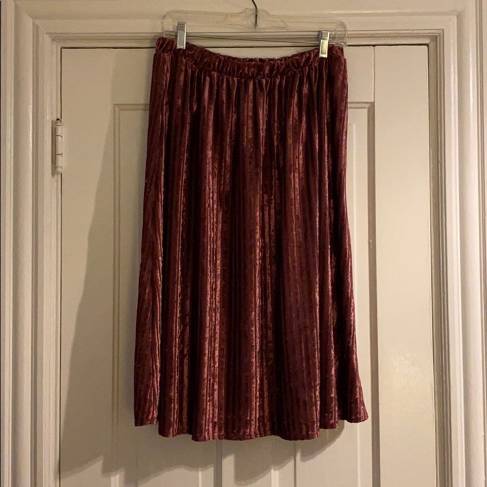 Maxi flow velvet-like skirt